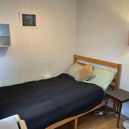 Mini Cabin In A Quiet Area London Exterior photo