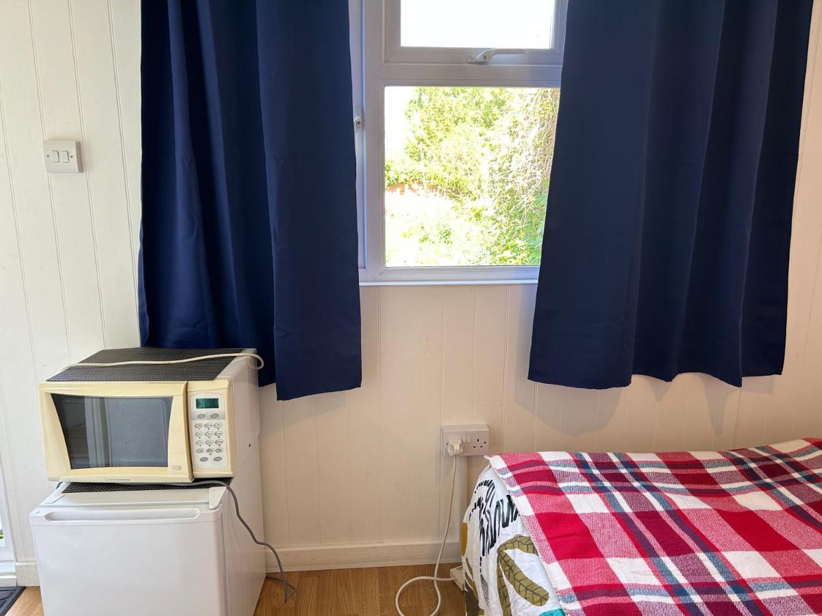 Mini Cabin In A Quiet Area London Exterior photo