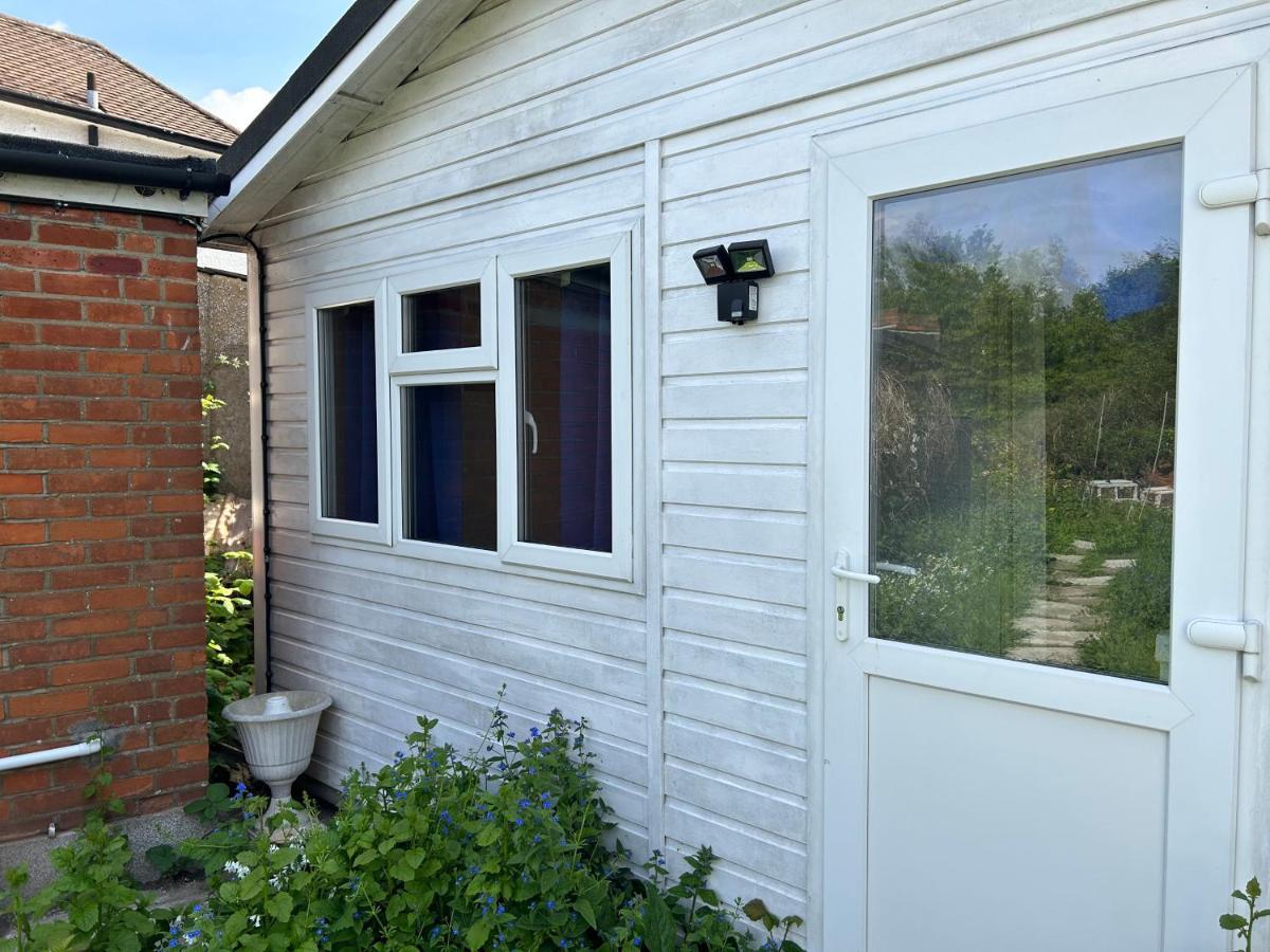 Mini Cabin In A Quiet Area London Exterior photo